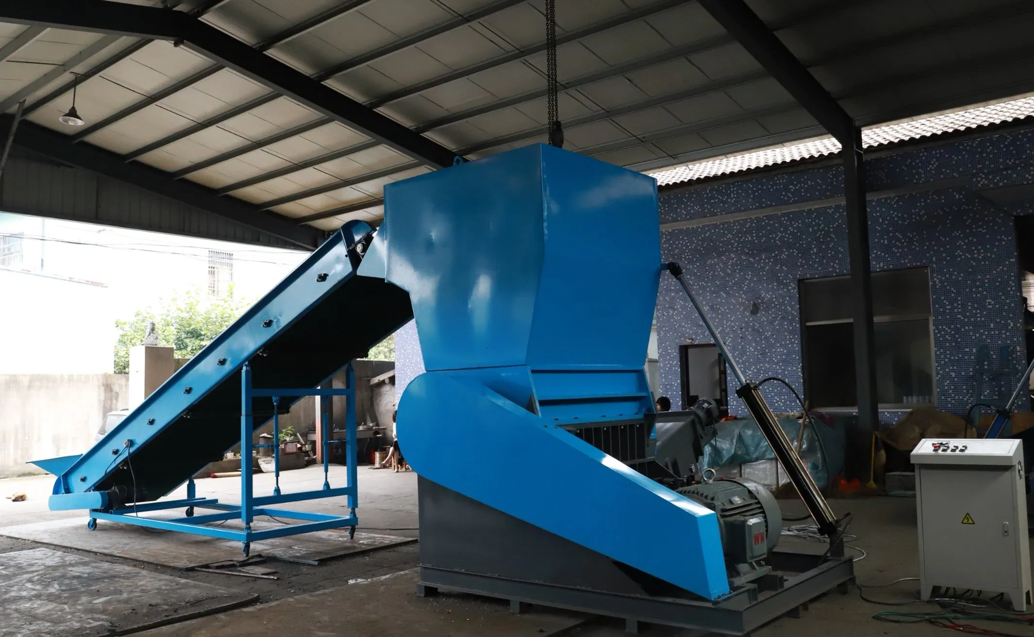 Waste Plastic/Pet Bottle Crusher LDPE Film/HDPE Crusher/Rubber Crusher/Tire Tyre Crusher/Wood Lump Crusher Plastic Bottle Crusher