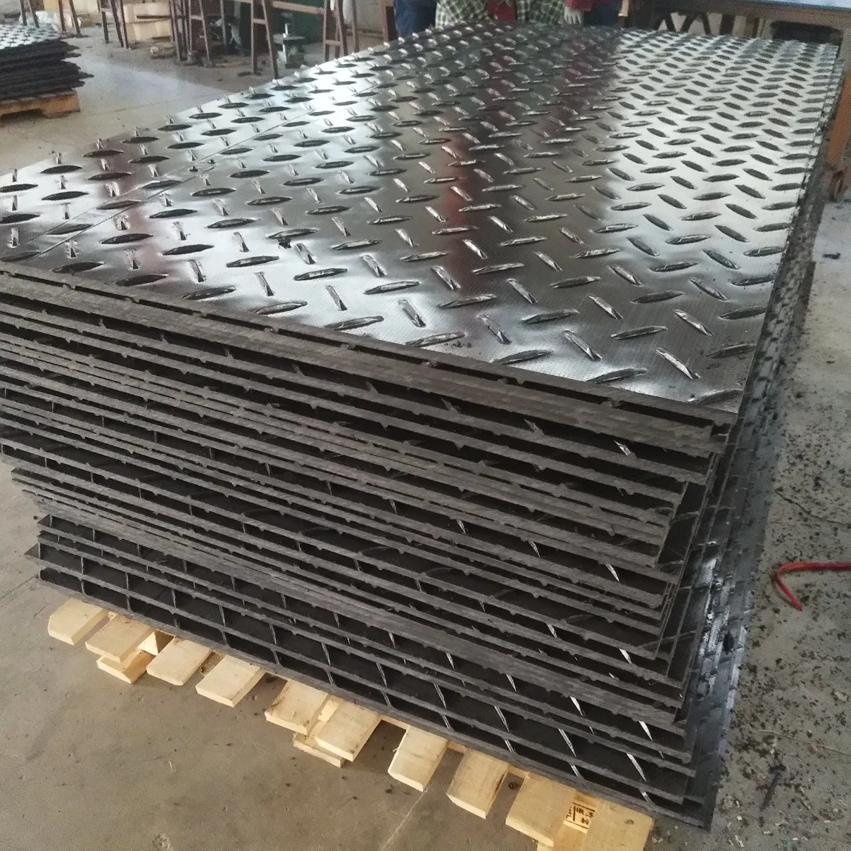 High-Density Polyethylene (HDPE) Ground Mats Heavy Equipment Wear Resistant Lawn Grass Protection for Heavy Equipment
